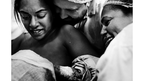 groupe de personnes regardant le bébé