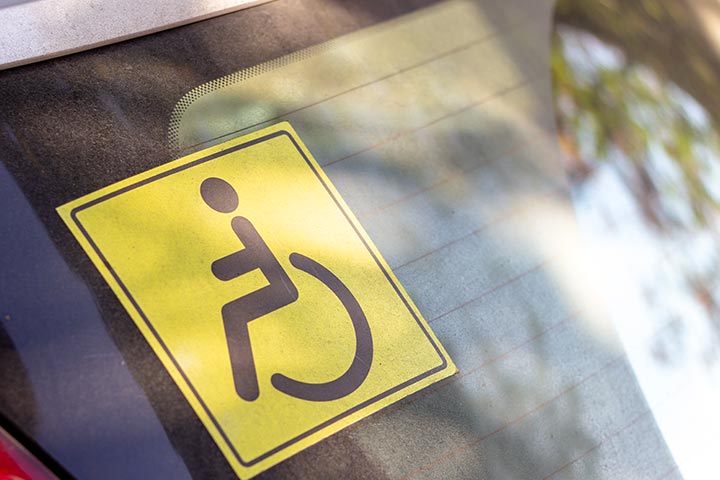 Panneau de stationnement pour personnes handicapées