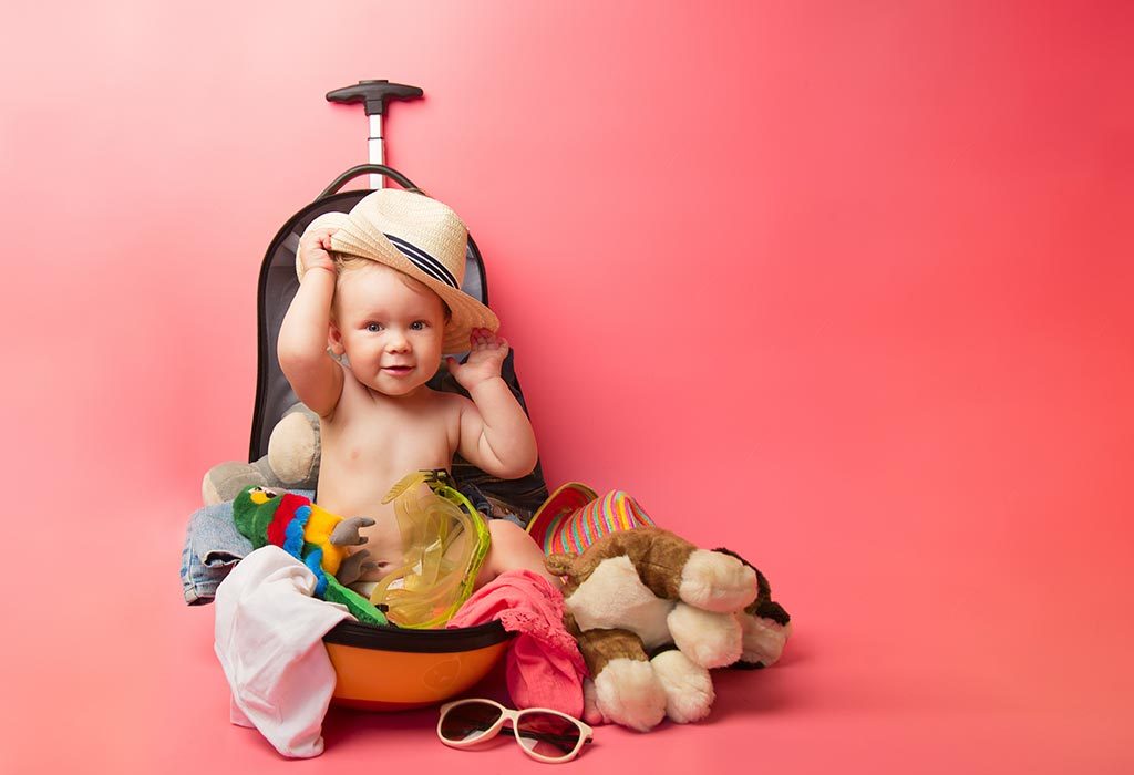 bébé assis dans une valise pleine de vêtements "width =" 1024 "height =" 700 "srcset =" https://cdn.cdnparenting.com/articles/2020/04/27130732/1115812754.jpg 1024w, https: // cdn .cdnparenting.com / articles / 2020/04/27130732 / 1115812754-768x525.jpg 768w, https://cdn.cdnparenting.com/articles/2020/04/27130732/1115812754-218x150.jpg 218w, https: // cdn .cdnparenting.com / articles / 2020/04/27130732 / 1115812754-696x476.jpg 696w, https://cdn.cdnparenting.com/articles/2020/04/27130732/1115812754-614x420.jpg 614w "tailles =" (max . -largeur: 1024px) 100vw, 1024px