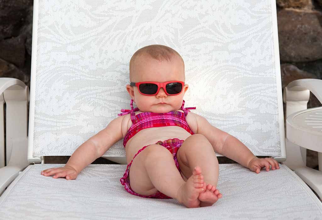 bébé assis sur une chaise de piscine "width =" 1024 "height =" 700 "srcset =" https://cdn.cdnparenting.com/articles/2020/04/27130729/85462084.jpg 1024w, https: // cdn. cdnparenting .com / articles / 2020/04/27130729 / 85462084-768x525.jpg 768w, https://cdn.cdnparenting.com/articles/2020/04/27130729/85462084-218x150.jpg 218w, https: // cdn. cdnparenting .com / articles / 2020/04/27130729 / 85462084-696x476.jpg 696w, https://cdn.cdnparenting.com/articles/2020/04/27130729/85462084-614x420.jpg 614w "tailles =" (largeur maximale : 1024px) 100vw, 1024px