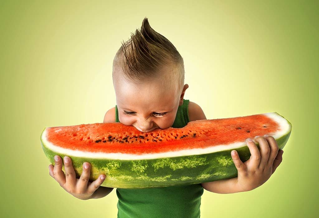bébé mord une grande tranche de pastèque "width =" 1024 "height =" 700 "srcset =" https://cdn.cdnparenting.com/articles/2020/04/27130740/145702511.jpg 1024w, https: / / cdn. cdnparenting.com/articles/2020/04/27130740/145702511-768x525.jpg 768w, https://cdn.cdnparenting.com/articles/2020/04/27130740/145702511-218x150.jpg 218w, https: / / cdn. cdnparenting.com/articles/2020/04/27130740/145702511-696x476.jpg 696w, https://cdn.cdnparenting.com/articles/2020/04/27130740/145702511-614x420.jpg 614w "tailles =" (largeur maximale : 1024px) 100vw, 1024px