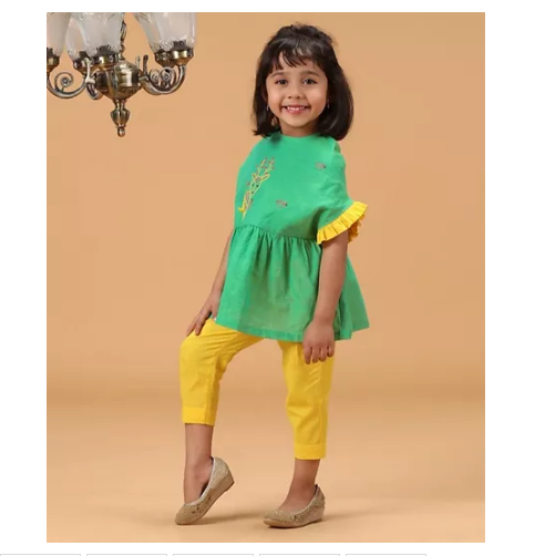 Haut et pantalon pour filles "width =" 483 "height =" 502 "srcset =" https://dinerados.com/wp-content/uploads/2020/05/1588981894_290_10-conjuntos-comodos-para-vestir-a-tu -bebe-con-estilo.png 483w, https: //cdn.cdnparenting.com/articles/2019/10/19165453/Top-and-Pants-2-404x420.png 404w "tailles =" (largeur maximale: 483px) 100vw, 483px