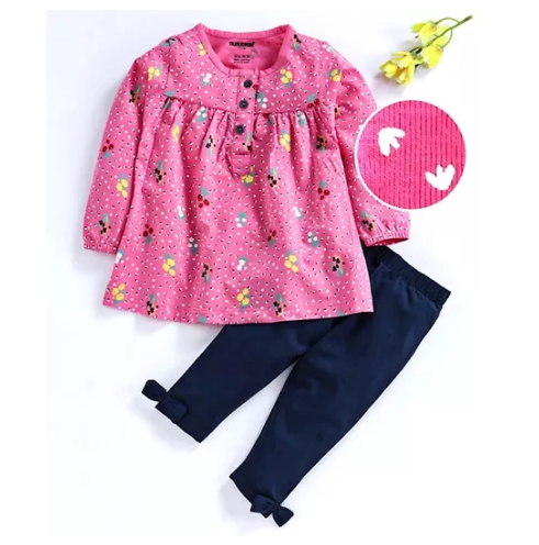 Robes et collants pour filles "width =" 491 "height =" 496 "srcset =" https://dinerados.com/wp-content/uploads/2020/05/1588981894_52_10-conjuntos-comodos-para-vestir-a-tu -bebe-with-style.png 491w, https: // cdn.cdnparenting.com/articles/2019/10/19170200/Frocks-and-leggings5-416x420.png 416w "tailles =" (largeur maximale: 491px) 100vw, 491px