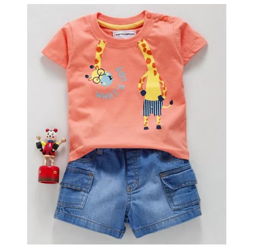 T-shirt et short "width =" 507 "height =" 496 "srcset =" https://dinerados.com/wp-content/uploads/2020/05/1588981894_65_10-conjuntos-comodos-para-vestir-a-tu-bebe -with-style.png 507w, https: //cdn.cdnparenting.com/articles/2019/10/19164959/Tee-and-shorts-5a-2-429x420.png 429w "tailles =" (largeur maximale: 507px) 100vw, 507px