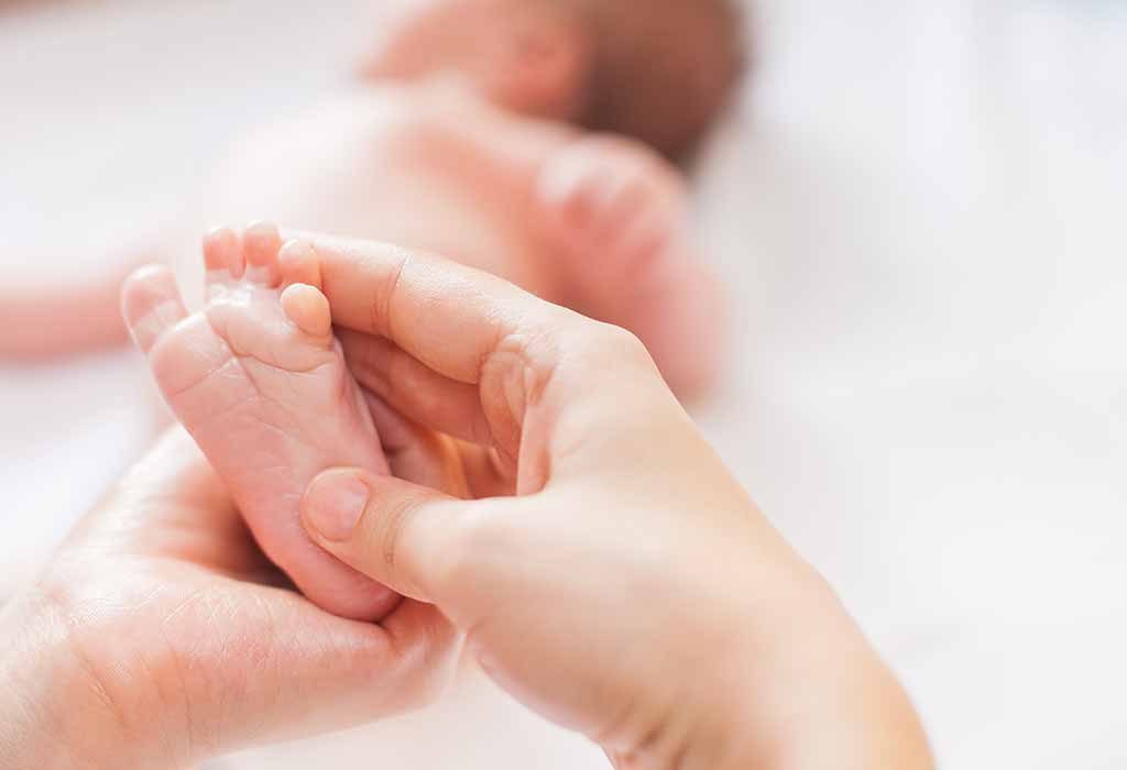 masser fréquemment votre bébé "width =" 1024 "height =" 700 "srcset =" https://cdn.cdnparenting.com/articles/2019/10/22143226/269292560-H.jpg 1024w, https: // cdn .cdnparenting .com / articles / 2019/10/22143226/269292560-H-768x525.jpg 768w, https://cdn.cdnparenting.com/articles/2019/10/22143226/269292560-H-218x150.jpg 218w, https : / /cdn.cdnparenting.com/articles/2019/10/22143226/269292560-H-696x476.jpg 696w, https://cdn.cdnparenting.com/articles/2019/10/22143226/269292560-H-614x420. jpg 614w "tailles =" (largeur maximale: 1024px) 100vw, 1024px