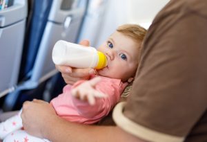 Bébé dans un avion avec une bouteille "width =" 860 "height =" 588 "srcset =" https://dinerados.com/wp-content/uploads/2020/05/1588981916_964_Viajar-con-un-bebe-cosas-que-no -debes-ignorar.jpg 300w, https: // cdn .cdnparenting.com / articles / 2018/01/685587814-H-768x525.jpg 768w, https://cdn.cdnparenting.com/articles/2018/01/685587814 -H.jpg 1024w, https: //cdn.cdnparenting .com / articles / 2018/01/685587814-H-218x150.jpg 218w, https://cdn.cdnparenting.com/articles/2018/01/685587814-H -696x476.jpg 696w, https: //cdn.cdnparenting .com / articles / 2018/01/685587814-H-614x420.jpg 614w "tailles =" (largeur maximale: 860px) 100vw, 860px