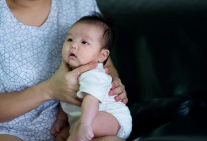 BURP THE BABY "width =" 1314 "height =" 902 "srcset =" https://dinerados.com/wp-content/uploads/2020/05/1588982480_9_Bebe-durmiendo-muando-amamanta-como-mantelolo-despierto.jpg 300w, https: //cdn.cdnparenting. com / articles / 2018/02/758331886-H-100x70.jpg 100w, https://cdn.cdnparenting.com/articles/2018/02/758331886-H-218x150.jpg 218w, https: //cdn.cdnparenting. com / articles / 2018/02/758331886-H-436x300.jpg 436w, https://cdn.cdnparenting.com/articles/2018/02/758331886-H-614x420.jpg 614w "tailles =" (largeur maximale: 1314 px) ) 100vw, 1314px