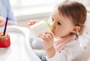 Donnez du lait de vache aux bébés 6 Donnez du lait de vache aux bébés 1588982564 466 Dar leche de vaca a los bebes