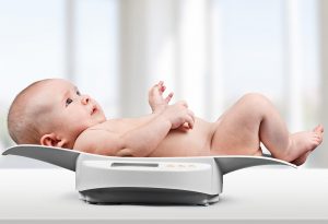 Un bébé sur une échelle dans la clinique du médecin "width =" 762 "height =" 521