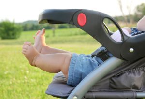 5 avantages incroyables de la lumière du soleil pour les nouveau-nés 8 Un bébé dans la poussette dans le champ "width =" 1761 "height =" 1209 "srcset =" https://dinerados.com/wp-content/uploads/2020/05/1588982768_890_5-increibles-beneficios-de-la- solaire-lumière-pour-nouveaux-bébés.jpg 300w, https: //cdn.cdnparenting.com/articles/2018/02/295505117-H-100x70.jpg 100w, https://cdn.cdnparenting.com/articles/ 2018/02/295505117-H-218x150.jpg 218w, https: //cdn.cdnparenting.com/articles/2018/02/295505117-H-436x300.jpg 436w "tailles =" (largeur maximale: 1761px) 100vw, 1761px