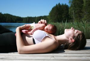 5 avantages incroyables de la lumière du soleil pour les nouveau-nés 9 Une mère et son fils nouveau-né allongé au soleil "width =" 1434 "height =" 985 "srcset =" https://dinerados.com/wp-content/uploads/2020/05/1588982769_710_5-increibles-beneficios-de- la-luz-solar-para-bebes-recien.jpg 300w, https: //cdn.cdnparenting.com/articles/2018/02/20032993-H-100x70.jpg 100w, https://cdn.cdnparenting.com/ articles / 2018/02/20032993-H-218x150.jpg 218w, https: //cdn.cdnparenting.com/articles/2018/02/20032993-H-436x300.jpg 436w "tailles =" (largeur maximale: 1434px) 100vw , 1434px