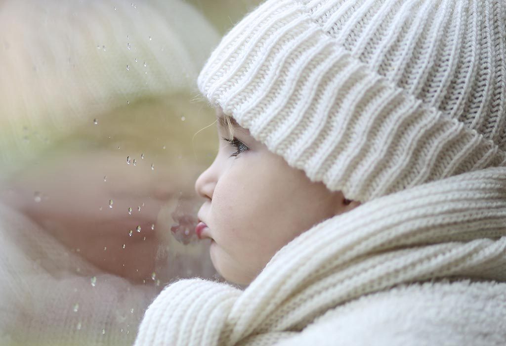 Un bébé regardant la pluie à travers la fenêtre "width =" 1024 "height =" 700 "srcset =" https://cdn.cdnparenting.com/articles/2018/06/165608735-H.jpg 1024w, https: / / cdn.cdnparenting.com/articles/2018/06/165608735-H-768x525.jpg 768w, https://cdn.cdnparenting.com/articles/2018/06/165608735-H-218x150.jpg 218w, https: / / cdn.cdnparenting.com/articles/2018/06/165608735-H-696x476.jpg 696w, https://cdn.cdnparenting.com/articles/2018/06/165608735-H-614x420.jpg 614w "tailles =" (largeur maximale: 1024px) 100vw, 1024px
