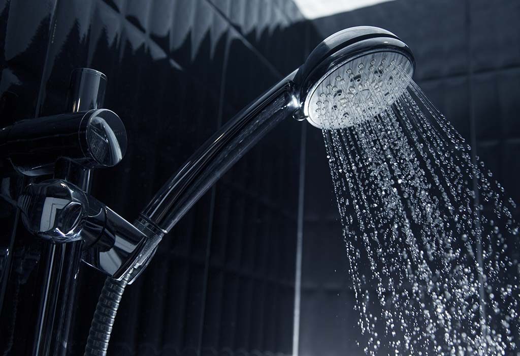 les douches sont une option plus sûre que les baignoires "width =" 1024 "height =" 700 "srcset =" https://cdn.cdnparenting.com/articles/2018/11/10134247/563709478-H.jpg 1024w, https : // cdn.cdnparenting.com/articles/2018/11/10134247/563709478-H-768x525.jpg 768w, https://cdn.cdnparenting.com/articles/2018/11/10134247/563709478-H-218x150. jpg 218w, https://cdn.cdnparenting.com/articles/2018/11/10134247/563709478-H-696x476.jpg 696w, https://cdn.cdnparenting.com/articles/2018/11/10134247/563709478- H-614x420 .jpg 614w "tailles =" (largeur maximale: 1024px) 100vw, 1024px