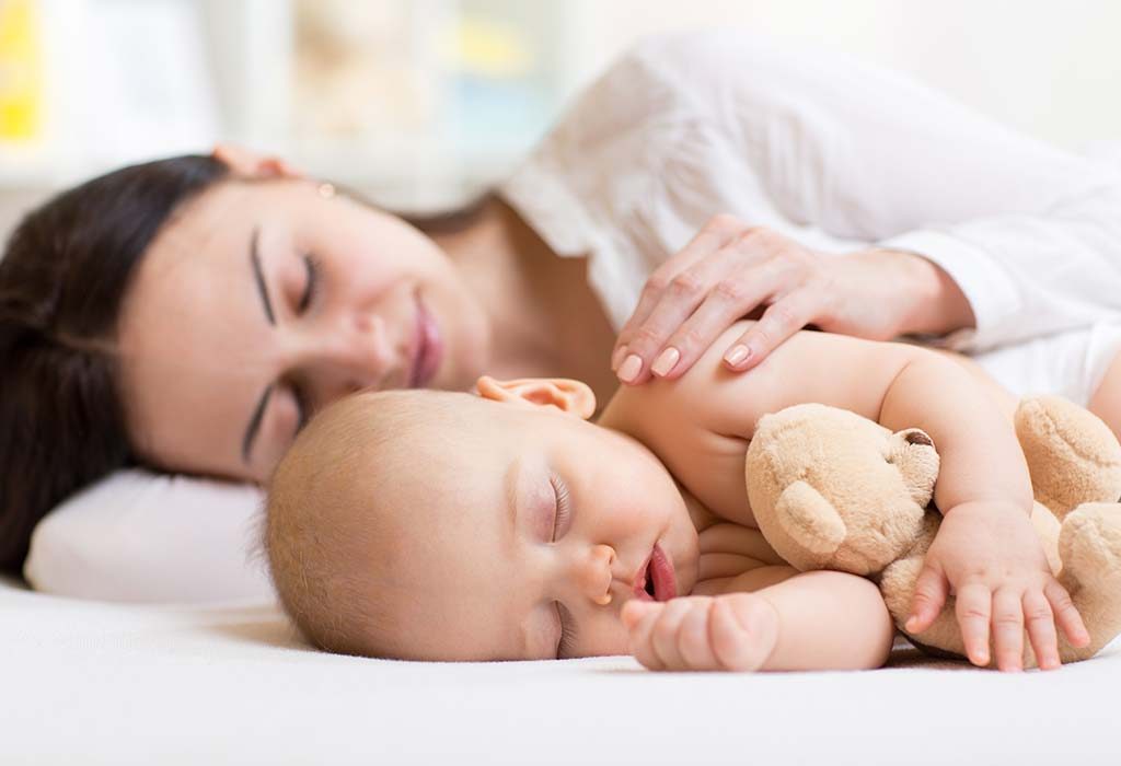 Une mère et son bébé dorment "width =" 1024 "height =" 700 "srcset =" https://cdn.cdnparenting.com/articles/2019/01/17115108/342919550-H.jpg 1024w, https: // cdn .cdnparenting.com / articles / 2019/01/17115108/342919550-H-768x525.jpg 768w, https://cdn.cdnparenting.com/articles/2019/01/17115108/342919550-H-218x150.jpg 218w, https : //cdn.cdnparenting.com/articles/2019/01/17115108/342919550-H-696x476.jpg 696w, https://cdn.cdnparenting.com/articles/2019/01/17115108/342919550-H-614x420. jpg 614w "tailles =" (largeur maximale: 1024px) 100vw, 1024px