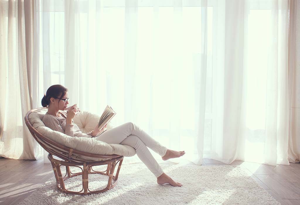 Une femme lisant un livre "width =" 1024 "height =" 700 "srcset =" https://cdn.cdnparenting.com/articles/2019/01/17115114/225967033-H.jpg 1024w, https: // cdn . cdnparenting.com/articles/2019/01/17115114/225967033-H-768x525.jpg 768w, https://cdn.cdnparenting.com/articles/2019/01/17115114/225967033-H-218x150.jpg 218w, https: //cdn.cdnparenting.com/articles/2019/01/17115114/225967033-H-696x476.jpg 696w, https://cdn.cdnparenting.com/articles/2019/01/17115114/225967033-H-614x420.jpg 614w "tailles =" (largeur maximale: 1024px) 100vw, 1024px