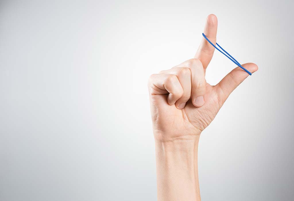 utiliser une bande élastique sur les serrures "width =" 1024 "height =" 700 "srcset =" https://cdn.cdnparenting.com/articles/2019/01/15114338/1045881772-H.jpg 1024w, https: // cdn .cdnparenting.com / articles / 2019/01/15114338/1045881772-H-768x525.jpg 768w, https://cdn.cdnparenting.com/articles/2019/01/15114338/1045881772-H-218x150.jpg 218w, https: //cdn.cdnparenting.com/articles/2019/01/15114338/1045881772-H-696x476.jpg 696w, https://cdn.cdnparenting.com/articles/2019/01/15114338/1045881772-H-614x420 . jpg 614w "tailles =" (largeur maximale: 1024px) 100vw, 1024px