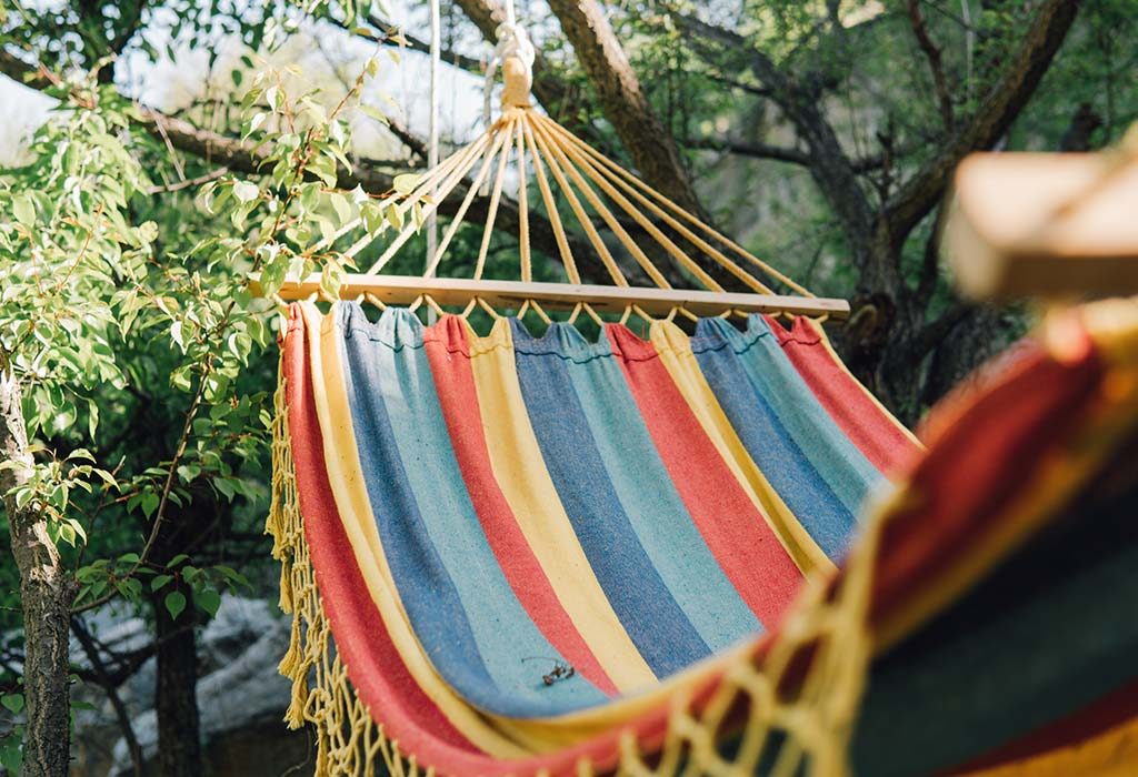 hamac pour enfants "width =" 1024 "height =" 700 "srcset =" https://cdn.cdnparenting.com/articles/2019/01/15114350/635613605-H.jpg 1024w, https: //cdn.cdnparenting. com /articles/2019/01/15114350/635613605-H-768x525.jpg 768w, https://cdn.cdnparenting.com/articles/2019/01/15114350/635613605-H-218x150.jpg 218w, https: // cdn .cdnparenting.com / articles / 2019/01/15114350/635613605-H-696x476.jpg 696w, https://cdn.cdnparenting.com/articles/2019/01/15114350/635613605-H-614x420.jpg 614w " tailles = "(largeur maximale: 1024px) 100vw, 1024px