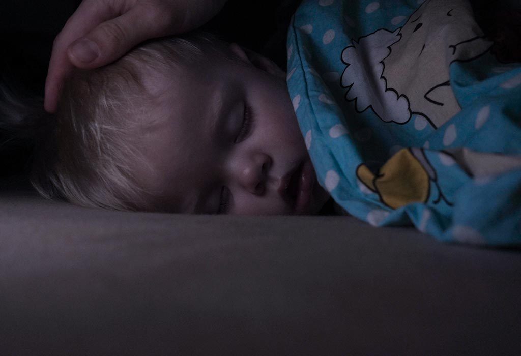 baignez votre bébé avec des câlins et des baisers pour qu