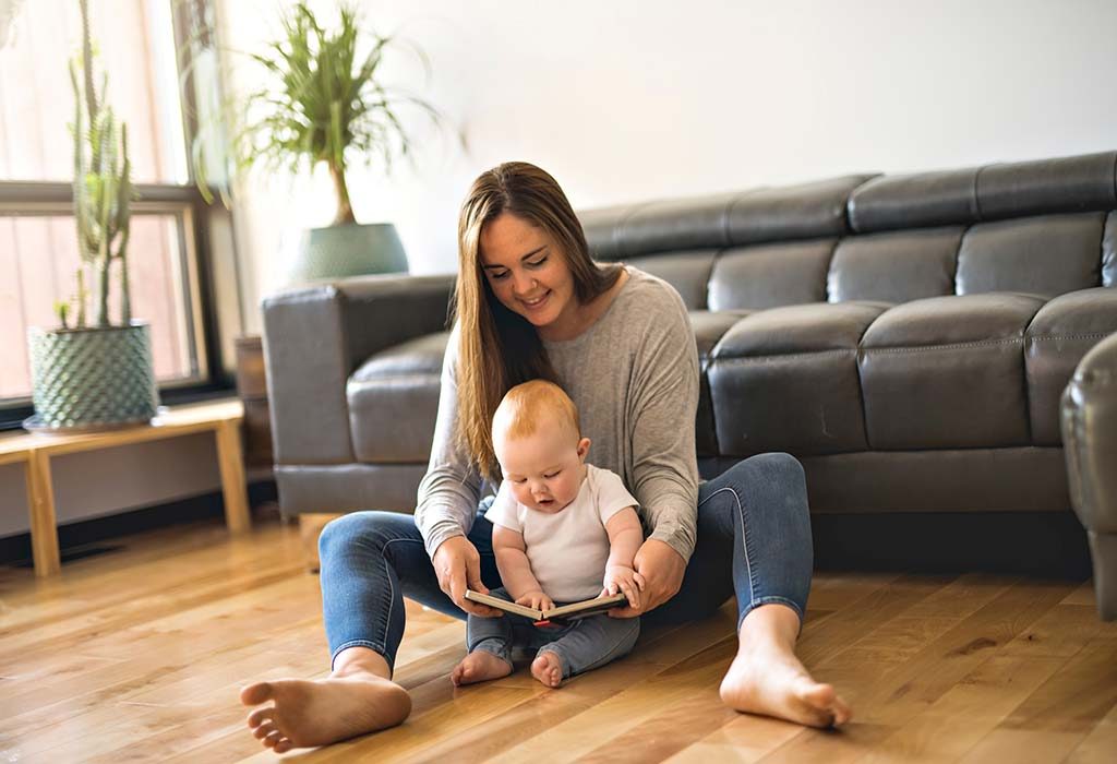 Une mère lisant à son bébé "width =" 1024 "height =" 700 "srcset =" https://cdn.cdnparenting.com/articles/2018/11/03144208/1107766085-H.jpg 1024w, https: / / cdn .cdnparenting.com / articles / 2018/11/03144208/1107766085-H-768x525.jpg 768w, https://cdn.cdnparenting.com/articles/2018/11/03144208/1107766085-H-218x150.jpg 218w , https: //cdn.cdnparenting.com/articles/2018/11/03144208/1107766085-H-696x476.jpg 696w, https://cdn.cdnparenting.com/articles/2018/11/03144208/1107766085-H- 614x420. jpg 614w "tailles =" (largeur maximale: 1024px) 100vw, 1024px
