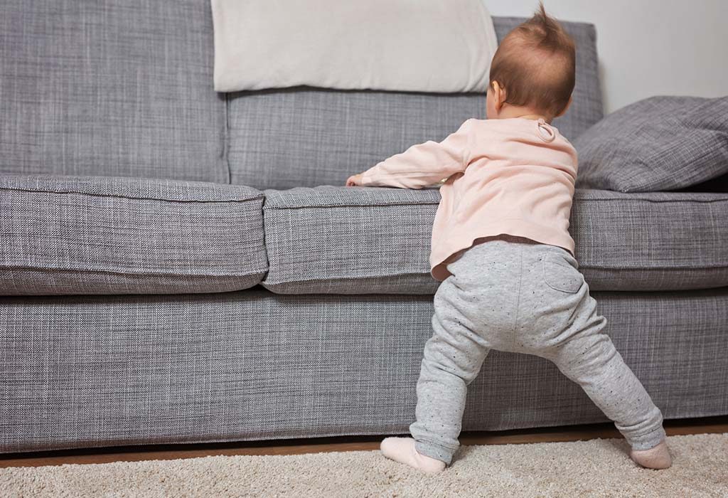 Une fille essayant de se tenir "width =" 1024 "height =" 700 "srcset =" https://cdn.cdnparenting.com/articles/2018/11/03144212/571269457-H.jpg 1024w, https: // cdn. cdnparenting.com / articles / 2018/11/03144212/571269457-H-768x525.jpg 768w, https://cdn.cdnparenting.com/articles/2018/11/03144212/571269457-H-218x150.jpg 218w, https: //cdn.cdnparenting.com/articles/2018/11/03144212/571269457-H-696x476.jpg 696w, https://cdn.cdnparenting.com/articles/2018/11/03144212/571269457-H-614x420. jpg 614w "tailles =" (largeur maximale: 1024px) 100vw, 1024px