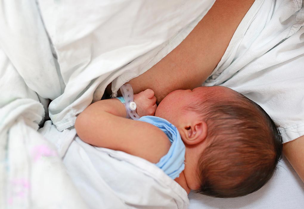 Perte de poids de bébé après la naissance: ce qui est normal et ce qui ne l'est pas 7 L'allaitement maternel
