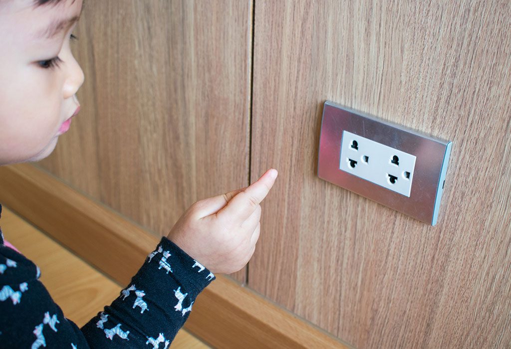 couvrir toutes les prises électriques "width =" 1024 "height =" 700 "srcset =" https://cdn.cdnparenting.com/articles/2018/10/25094643/in-article-image-12.jpg 1024w, https: / /cdn.cdnparenting.com/articles/2018/10/25094643/in-article-image-12-768x525.jpg 768w, https://cdn.cdnparenting.com/articles/2018/10/25094643/in-article - image-12-218x150.jpg 218w, https://cdn.cdnparenting.com/articles/2018/10/25094643/in-article-image-12-696x476.jpg 696w, https://cdn.cdnparenting.com / articles / 2018/10/25094643 / in-article-image-12-614x420.jpg 614w "tailles =" (largeur maximale: 1024px) 100vw, 1024px