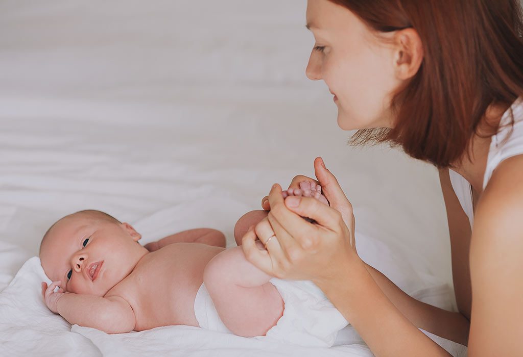 Une mère masse son bébé "width =" 1024 "height =" 700 "srcset =" https://cdn.cdnparenting.com/articles/2018/10/717230029-H.jpg 1024w, https: //cdn.cdnparenting . com / articles / 2018/10/717230029-H-768x525.jpg 768w, https://cdn.cdnparenting.com/articles/2018/10/717230029-H-218x150.jpg 218w, https: //cdn.cdnparenting. com / articles / 2018/10/717230029-H-696x476.jpg 696w, https://cdn.cdnparenting.com/articles/2018/10/717230029-H-614x420.jpg 614w "tailles =" (largeur maximale: 1024px ) 100vw, 1024px