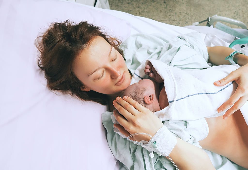 Une mère tenant son nouveau-né dans ses bras à l