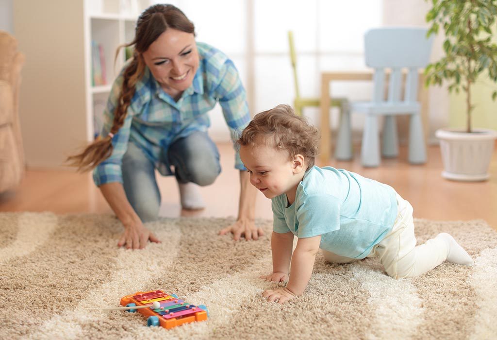 Un bébé rampant vers un jouet "width =" 1024 "height =" 700 "srcset =" https://cdn.cdnparenting.com/articles/2018/09/1066015931-H.jpg 1024w, https: // cdn .cdnparenting .com / articles / 2018/09/1066015931-H-768x525.jpg 768w, https://cdn.cdnparenting.com/articles/2018/09/1066015931-H-218x150.jpg 218w, https: // cdn .cdnparenting .com / articles / 2018/09/1066015931-H-696x476.jpg 696w, https://cdn.cdnparenting.com/articles/2018/09/1066015931-H-614x420.jpg 614w "tailles =" (largeur maximum: 1024px) 100vw, 1024px