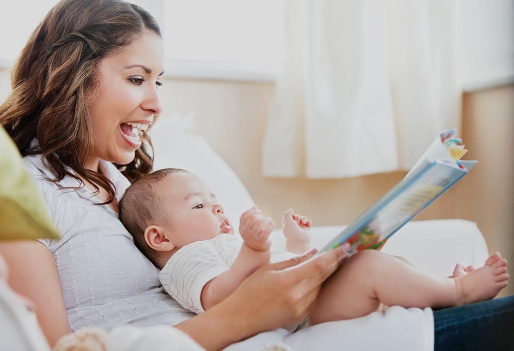 Une mère lisant à son bébé "width =" 1024 "height =" 700 "srcset =" https://cdn.cdnparenting.com/articles/2018/09/62506669-H.jpg 1024w, https: // cdn .cdnparenting .com / articles / 2018/09/62506669-H-768x525.jpg 768w, https://cdn.cdnparenting.com/articles/2018/09/62506669-H-218x150.jpg 218w, https: // cdn .cdnparenting .com / articles / 2018/09/62506669-H-696x476.jpg 696w, https://cdn.cdnparenting.com/articles/2018/09/62506669-H-614x420.jpg 614w "tailles =" (largeur maximum: 1024px) 100vw, 1024px