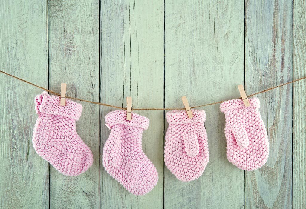 Paire de chaussettes et mitaines "width =" 1024 "height =" 700 "srcset =" https://cdn.cdnparenting.com/articles/2018/09/135911906-H.jpg 1024w, https: //cdn.cdnparenting. com / articles / 2018/09/135911906-H-768x525.jpg 768w, https://cdn.cdnparenting.com/articles/2018/09/135911906-H-218x150.jpg 218w, https: //cdn.cdnparenting. com / articles / 2018/09/135911906-H-696x476.jpg 696w, https://cdn.cdnparenting.com/articles/2018/09/135911906-H-614x420.jpg 614w "tailles =" (largeur maximale: 1024px ) 100vw, 1024px