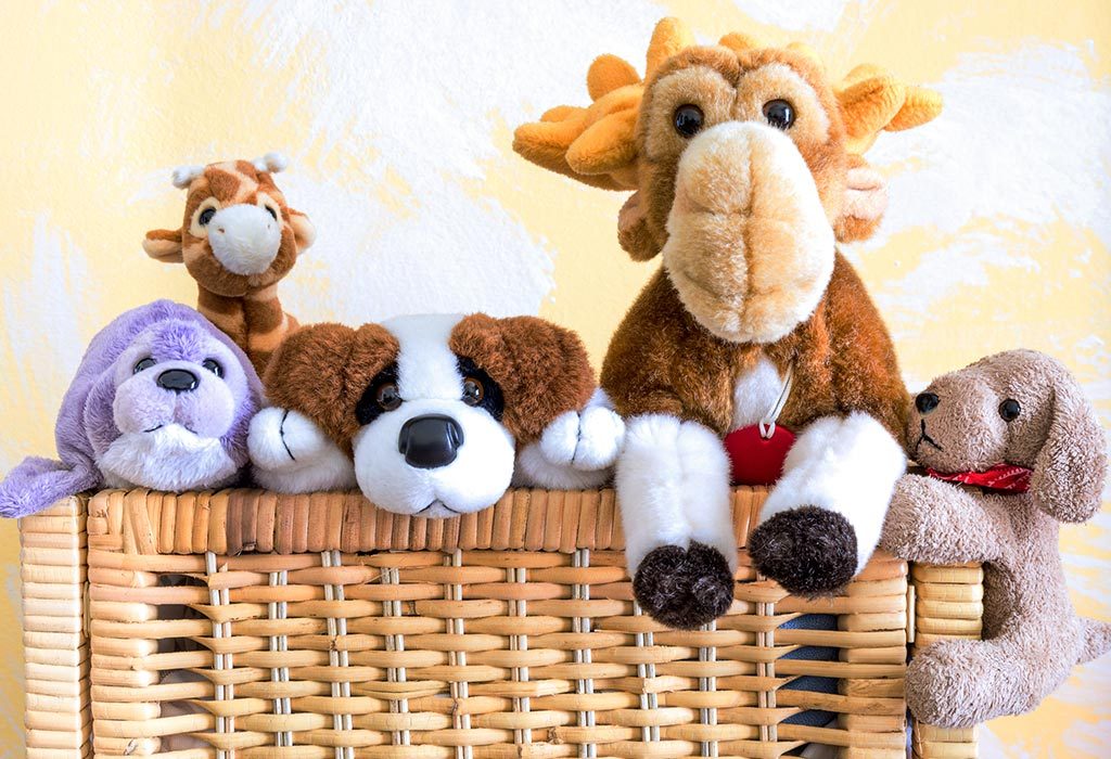 Jouets en peluche "width =" 1024 "height =" 700 "srcset =" https://cdn.cdnparenting.com/articles/2018/08/170459420-H.jpg 1024w, https://cdn.cdnparenting.com/articles / 2018/08/170459420-H-768x525.jpg 768w, https://cdn.cdnparenting.com/articles/2018/08/170459420-H-218x150.jpg 218w, https://cdn.cdnparenting.com/articles / 2018/08/170459420-H-696x476.jpg 696w, https://cdn.cdnparenting.com/articles/2018/08/170459420-H-614x420.jpg 614w "tailles =" (largeur maximale: 1024px) 100vw 1024px