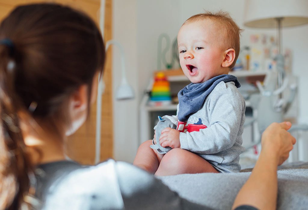 Quand les bébés commencent-ils à s'asseoir? 9 Signes que votre bébé est prêt à s