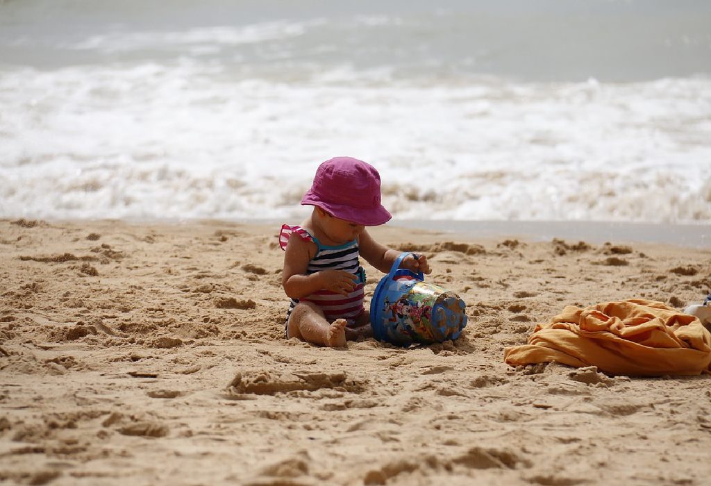 choisissez un bon maillot de bain pour bébé "width =" 1024 "height =" 700 "srcset =" https://cdn.cdnparenting.com/articles/2018/10/choosing-a-good-swimsuit-for-babies- .jpg 1024w, https://cdn.cdnparenting.com/articles/2018/10/choosing-a-good-swimsuit-for-babies--768x525.jpg 768w, https://cdn.cdnparenting.com/articles/ 2018/10 / choisissez un bon maillot de bain pour bébé - 218x150.jpg 218w, https://cdn.cdnparenting.com/articles/2018/10/choosing-a-good-swimsuit-for-babies --696x476 .jpg 696w, https://cdn.cdnparenting.com/articles/2018/10/choosing-a-good-swimsuit-for-babies--614x420.jpg 614w "tailles =" (largeur maximale: 1024px) 100vw, 1024px