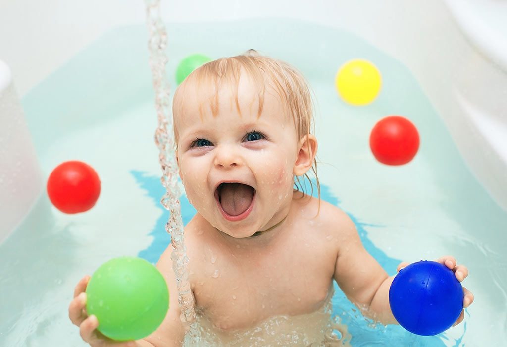 Bébé joue avec des jouets pendant le bain "width =" 1024 "height =" 700 "srcset =" https://cdn.cdnparenting.com/articles/2018/08/253879234-H.jpg 1024w, https: // cdn. cdnparenting.com/articles/2018/08/253879234-H-768x525.jpg 768w, https://cdn.cdnparenting.com/articles/2018/08/253879234-H-218x150.jpg 218w, https: // cdn. cdnparenting.com/articles/2018/08/253879234-H-696x476.jpg 696w, https://cdn.cdnparenting.com/articles/2018/08/253879234-H-614x420.jpg 614w "tailles =" (max- largeur: 1024px) 100vw, 1024px
