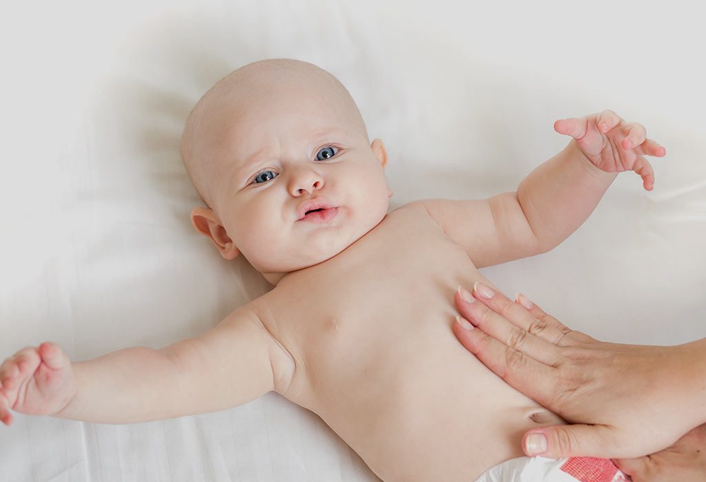 Pâte à charnière sur le ventre de bébé "width =" 1024 "height =" 700 "srcset =" https://cdn.cdnparenting.com/articles/2018/09/587523593-H.jpg 1024w, https: //cdn.cdnparenting .com / articles / 2018/09/587523593-H-768x525.jpg 768w, https://cdn.cdnparenting.com/articles/2018/09/587523593-H-218x150.jpg 218w, https: //cdn.cdnparentinging .com / articles / 2018/09/587523593-H-696x476.jpg 696w, https://cdn.cdnparenting.com/articles/2018/09/587523593-H-614x420.jpg 614w "tailles =" (largeur maximale: 1024px) 100vw, 1024px