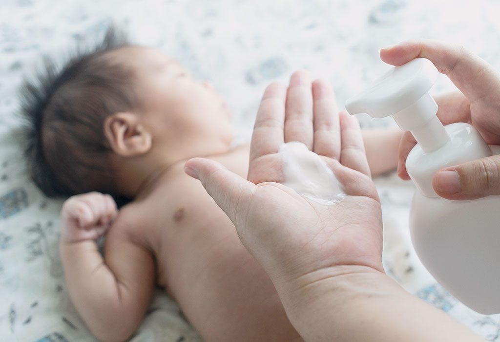 Est-il sûr d'utiliser la lotion pour bébé chez les nouveau-nés? 11 Choisir la meilleure lotion pour les nouveau-nés "width =" 1024 "height =" 700 "srcset =" https://cdn.cdnparenting.com/articles/2018/08/1092891617-H.jpg 1024w, https: // cdn .cdnparenting .com / articles / 2018/08/1092891617-H-768x525.jpg 768w, https://cdn.cdnparenting.com/articles/2018/08/1092891617-H-218x150.jpg 218w, https: // cdn .cdnparenting .com / articles / 2018/08/1092891617-H-696x476.jpg 696w, https://cdn.cdnparenting.com/articles/2018/08/1092891617-H-614x420.jpg 614w "tailles =" (largeur largeur maximum: 1024px) 100vw, 1024px