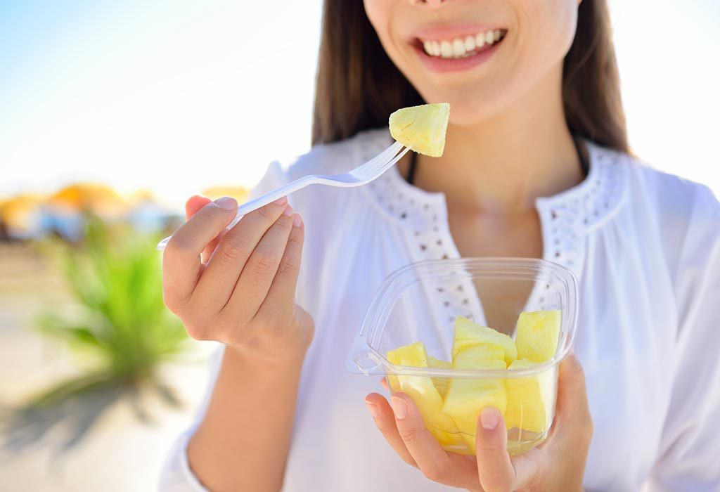 Une femme mangeant des ananas "width =" 1024 "height =" 700 "srcset =" https://cdn.cdnparenting.com/articles/2018/08/243983932-H.jpg 1024w, https://cdn.cdnparenting.com /articles/2018/08/243983932-H-768x525.jpg 768w, https://cdn.cdnparenting.com/articles/2018/08/243983932-H-218x150.jpg 218w, https://cdn.cdnparenting.com /articles/2018/08/243983932-H-696x476.jpg 696w, https://cdn.cdnparenting.com/articles/2018/08/243983932-H-614x420.jpg 614w "tailles =" (largeur maximale: 1024px) 100vw, 1024px