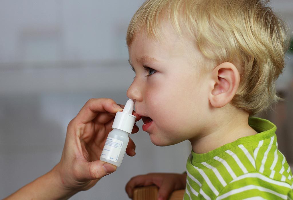 Mère donnant un spray nasal à bébé "width =" 1024 "height =" 700 "srcset =" https://cdn.cdnparenting.com/articles/2018/06/65331166-H.jpg 1024w, https: //cdn.cdnparenting .com / articles / 2018/06/65331166-H-768x525.jpg 768w, https://cdn.cdnparenting.com/articles/2018/06/65331166-H-218x150.jpg 218w, https: //cdn.cdnparentinging .com / articles / 2018/06/65331166-H-696x476.jpg 696w, https://cdn.cdnparenting.com/articles/2018/06/65331166-H-614x420.jpg 614w "tailles =" (largeur maximale: 1024px) 100vw, 1024px
