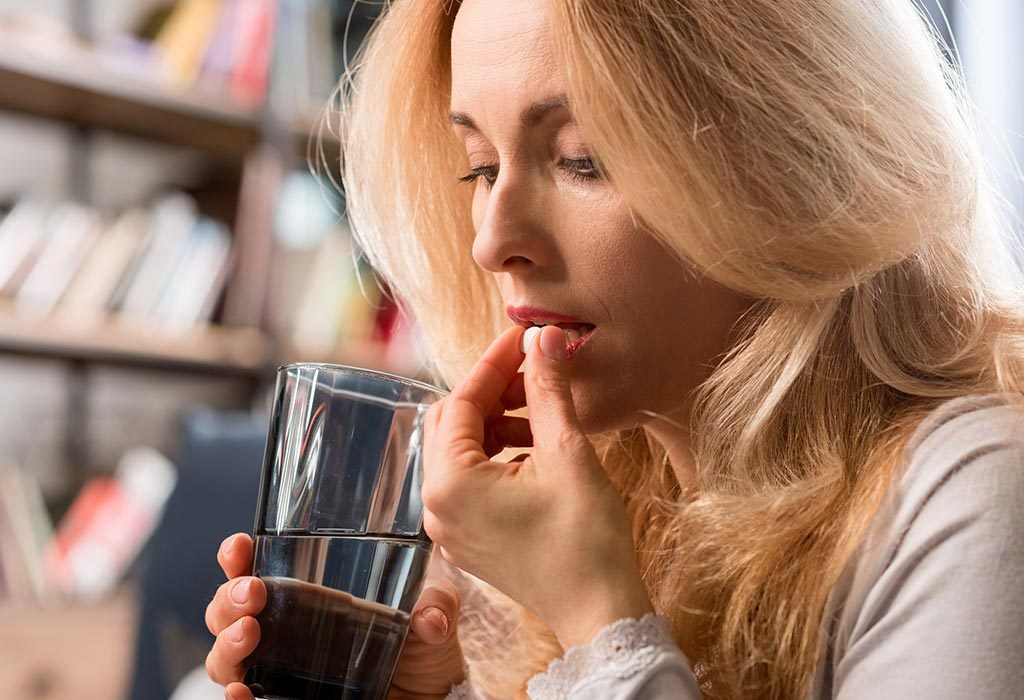 Choses qui peuvent diminuer l'approvisionnement en lait maternel 10 Une femme prenant une pilule "width =" 1024 "height =" 700 "srcset =" https://cdn.cdnparenting.com/articles/2018/06/616045151-H.jpg 1024w, https: //cdn.cdnparenting . com / articles / 2018/06/616045151-H-768x525.jpg 768w, https://cdn.cdnparenting.com/articles/2018/06/616045151-H-218x150.jpg 218w, https: //cdn.cdnparenting. com / articles / 2018/06/616045151-H-696x476.jpg 696w, https://cdn.cdnparenting.com/articles/2018/06/616045151-H-614x420.jpg 614w "tailles =" (largeur maximale: 1024px ) 100vw, 1024px