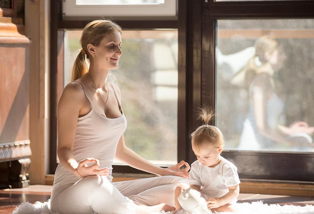 Une mère pratiquant le yoga "width =" 1024 "height =" 700 "srcset =" https://cdn.cdnparenting.com/articles/2018/07/630329405-H.jpg 1024w, https://cdn.cdnparenting.com /articles/2018/07/630329405-H-768x525.jpg 768w, https://cdn.cdnparenting.com/articles/2018/07/630329405-H-218x150.jpg 218w, https://cdn.cdnparenting.com /articles/2018/07/630329405-H-696x476.jpg 696w, https://cdn.cdnparenting.com/articles/2018/07/630329405-H-614x420.jpg 614w "tailles =" (largeur maximale: 1024px) 100vw, 1024px