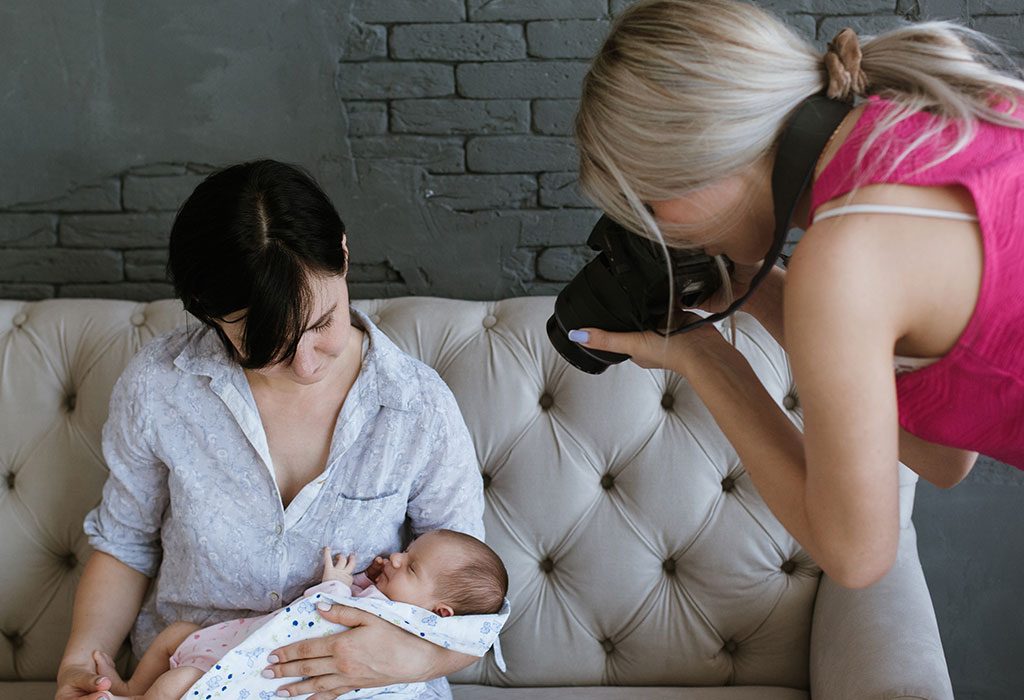 La photographie au flash est-elle sans danger pour les yeux d'un bébé? 7 En cliquant sur bébé et mère "width =" 1024 "height =" 700 "srcset =" https://cdn.cdnparenting.com/articles/2018/07/772633666-H.jpg 1024w, https: // cdn.cdnparenting. com / articles / 2018/07/772633666-H-768x525.jpg 768w, https://cdn.cdnparenting.com/articles/2018/07/772633666-H-218x150.jpg 218w, https: //cdn.cdnparenting. com / articles / 2018/07/772633666-H-696x476.jpg 696w, https://cdn.cdnparenting.com/articles/2018/07/772633666-H-614x420.jpg 614w "tailles =" (largeur maximale: 1024px ) 100vw, 1024px