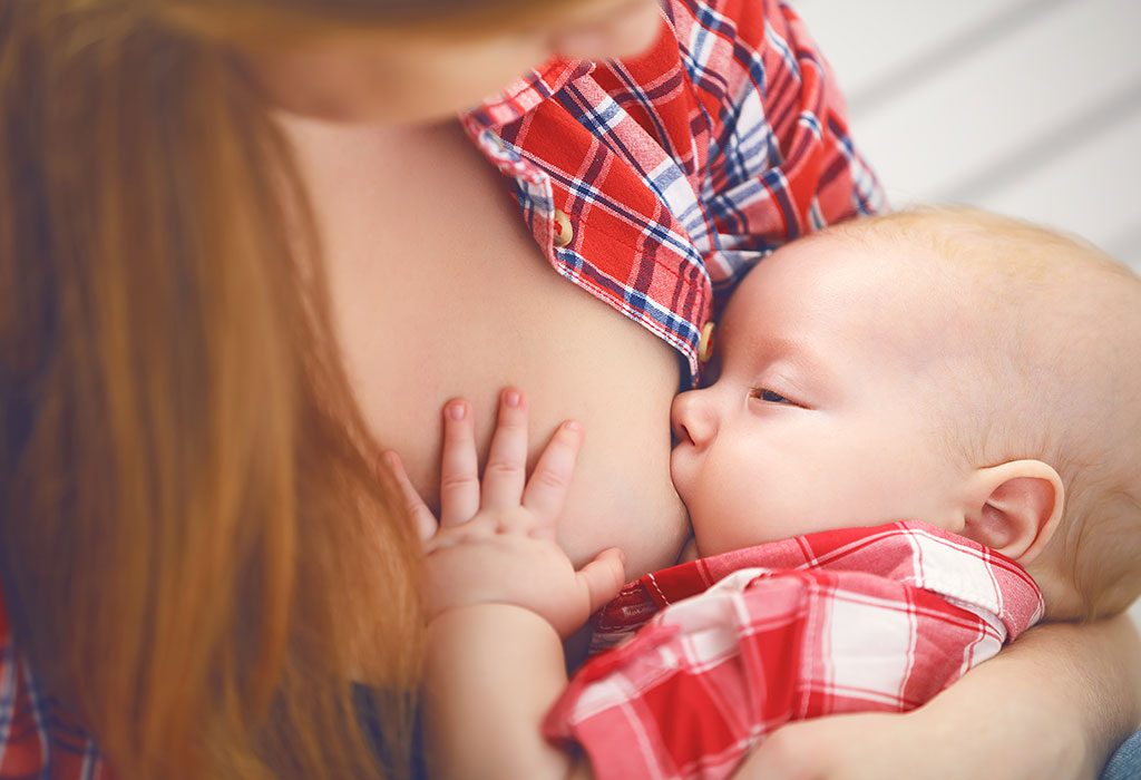 10 signes que votre bébé est rassasié et prend suffisamment de lait maternel 6 Bébé dort pendant l