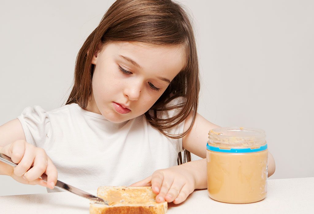 Protéines pour bébés et jeunes enfants: importance et exigences 9 Petite fille mangeant du beurre d
