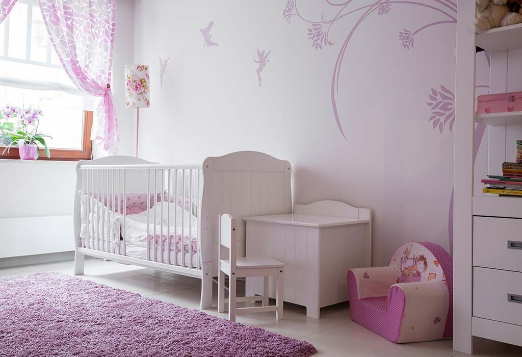 Une chambre de bébé en rose "width =" 1024 "height =" 700 "srcset =" https://cdn.cdnparenting.com/articles/2018/05/319255265-H.jpg 1024w, https: // cdn. cdnparenting. com / articles / 2018/05/319255265-H-768x525.jpg 768w, https://cdn.cdnparenting.com/articles/2018/05/319255265-H-218x150.jpg 218w, https: //cdn.cdnparenting. com / articles / 2018/05/319255265-H-696x476.jpg 696w, https://cdn.cdnparenting.com/articles/2018/05/319255265-H-614x420.jpg 614w "tailles =" (largeur maximale: 1024px ) 100vw, 1024px