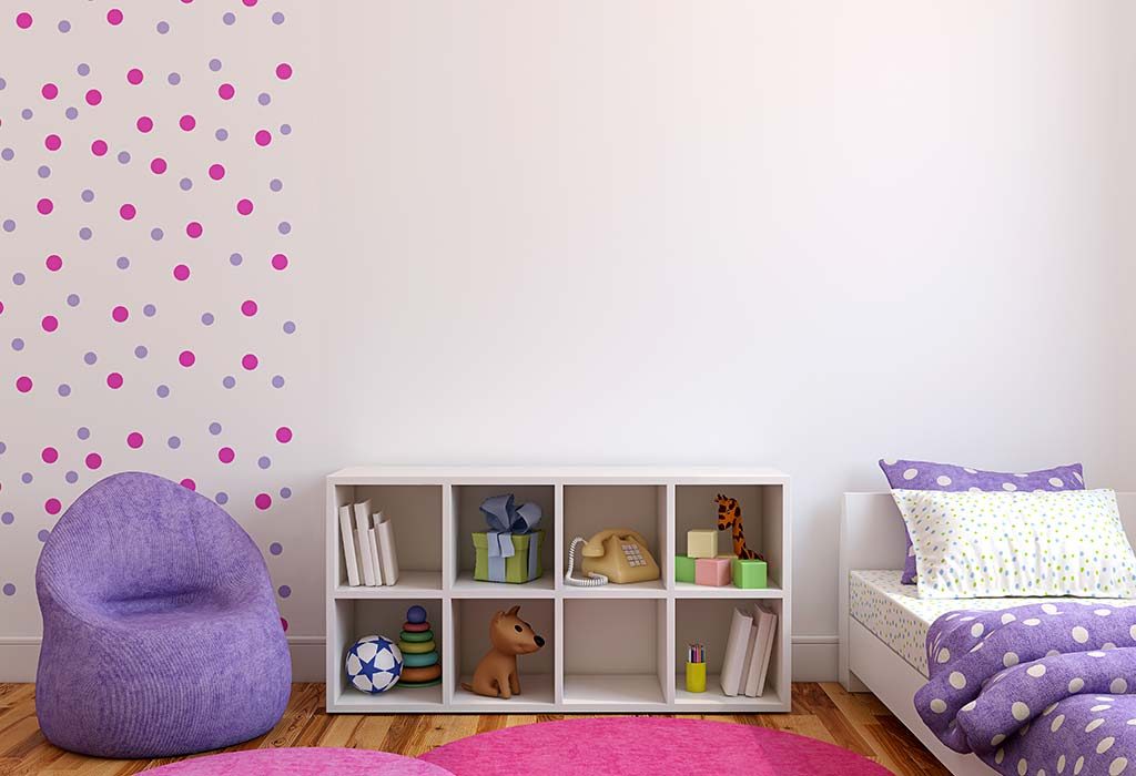 Une petite étagère dans la chambre d