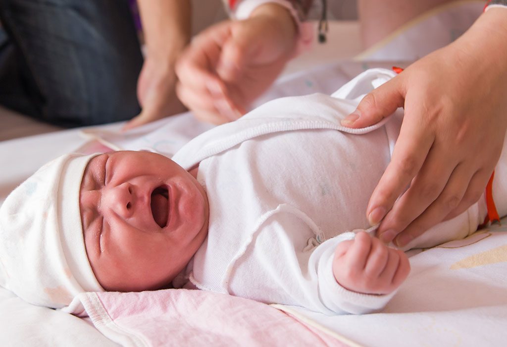 Un bébé qui pleure de douleur "width =" 1024 "height =" 700 "srcset =" https://cdn.cdnparenting.com/articles/2018/06/129388706-h.jpg 1024w, https: //cdn.cdnparenting . com / articles / 2018/06/129388706-h-768x525.jpg 768w, https://cdn.cdnparenting.com/articles/2018/06/129388706-h-218x150.jpg 218w, https: //cdn.cdnparenting. com / articles / 2018/06/129388706-h-696x476.jpg 696w, https://cdn.cdnparenting.com/articles/2018/06/129388706-h-614x420.jpg 614w "tailles =" (largeur maximale: 1024px ) 100vw, 1024px
