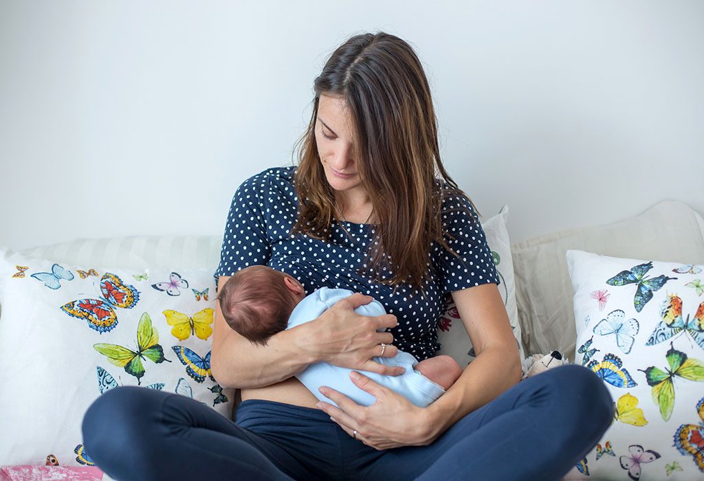 Problèmes de crochet d'allaitement maternel et solutions 7 Une mère qui allaite son bébé. "Width =" 1024 "Height =" 700 "srcset =" https://cdn.cdnparenting.com/articles/2018/06/700249075-H.jpg 1024w, https: //cdn.cdnparenting .com / articles / 2018 /06/700249075-H-768x525.jpg 768w, https://cdn.cdnparenting.com/articles/2018/06/700249075-H-218x150.jpg 218w, https: //cdn.cdnparenting .com / articles / 2018 /06/700249075-H-696x476.jpg 696w, https://cdn.cdnparenting.com/articles/2018/06/700249075-H-614x420.jpg 614w "tailles =" (largeur maximale: 1024px) 100vw, 1024px