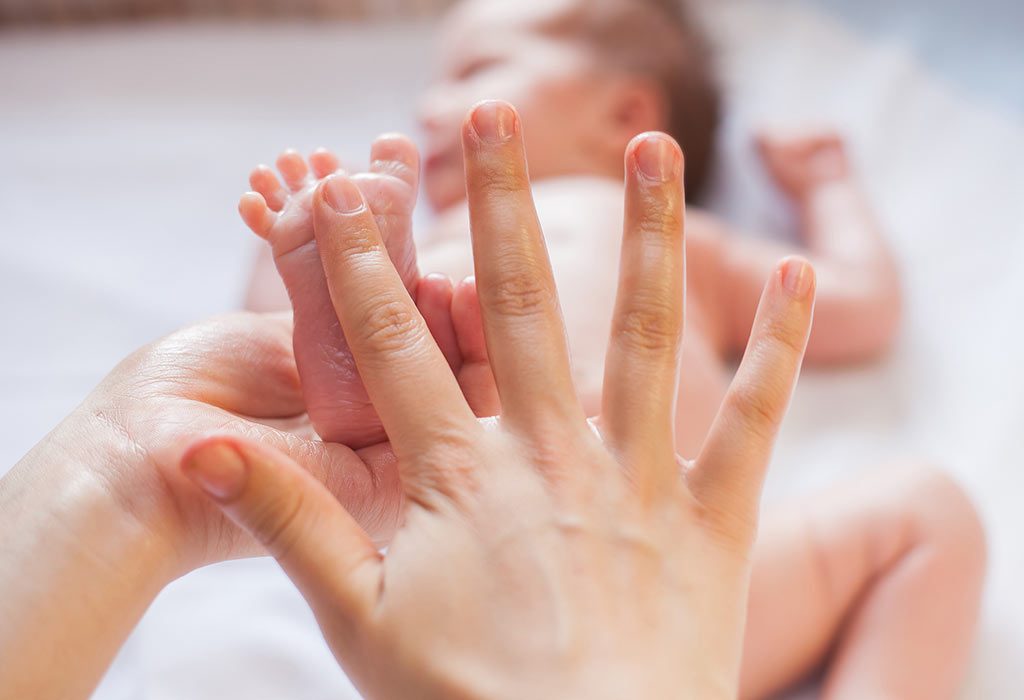 Huile de moutarde pour massage bébé: avantages et risques 7 Une mère masse les pieds de son bébé "width =" 1024 "height =" 700 "srcset =" https://cdn.cdnparenting.com/articles/2018/06/277564151-H.jpg 1024w, https: // cdn .cdnparenting .com / articles / 2018/06/277564151-H-768x525.jpg 768w, https://cdn.cdnparenting.com/articles/2018/06/277564151-H-218x150.jpg 218w, https: // cdn .cdnparenting .com / articles / 2018/06/277564151-H-696x476.jpg 696w, https://cdn.cdnparenting.com/articles/2018/06/277564151-H-614x420.jpg 614w "tailles =" (largeur maximum: 1024px) 100vw, 1024px