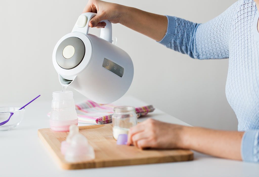 Une mère faisant du lait maternisé pour son enfant "width =" 1024 "height =" 700 "srcset =" https://cdn.cdnparenting.com/articles/2018/06/722609551-H.jpg 1024w, https: / / cdn .cdnparenting.com / articles / 2018/06/722609551-H-768x525.jpg 768w, https://cdn.cdnparenting.com/articles/2018/06/722609551-H-218x150.jpg 218w, https: / / cdn .cdnparenting.com / articles / 2018/06/722609551-H-696x476.jpg 696w, https://cdn.cdnparenting.com/articles/2018/06/722609551-H-614x420.jpg 614w "tailles =" (largeur maximale: 1024px) 100vw, 1024px